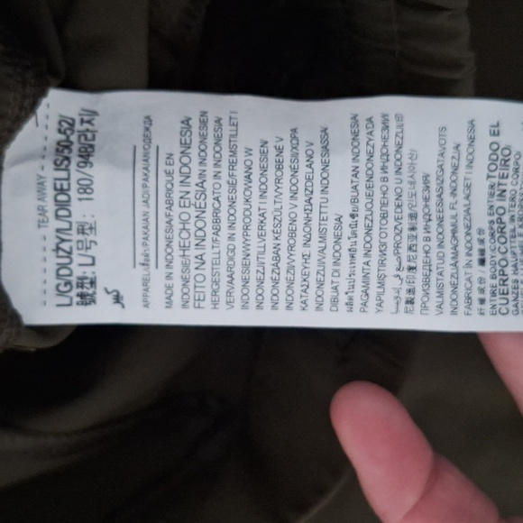 Under Armour Men's Olive Green Cargo Shorts - Picture 4 of 4